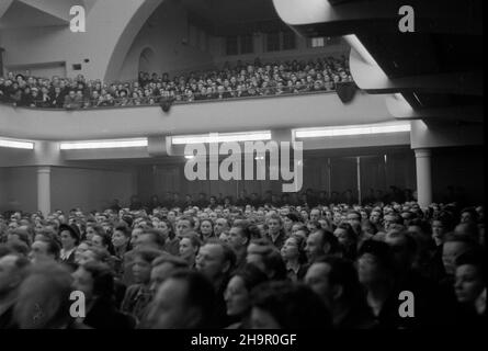 ¯yrardów, 1949-03-22. Dom Kultury. Tournee teatru narodowego z Bratys³awy. S³owacki teatr prezentowa³ w Polsce widowisko pod tytu³em Rok na wsi. Spektalk zosta³ przygotowany specjalnie dla polskiej publicznoœci. msa PAP Zyrardow, 22. März 1949. Ein Gemeindezentrum. Eine Führung durch ein Nationaltheater aus Bratislava. Das slowakische Theater präsentierte die Vorstellung „Ein Jahr auf dem Land“, die für das polnische Publikum vorbereitet wurde. msa PAP Stockfoto