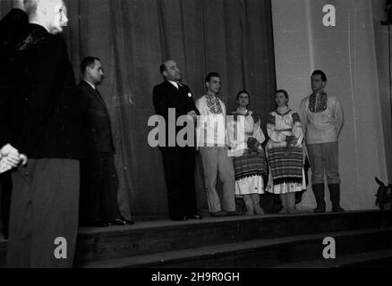 ¯yrardów, 1949-03-22. Dom Kultury. Tournee teatru narodowego z Bratys³awy. S³owacki teatr prezentowa³ w Polsce widowisko pod tytu³em Rok na wsi. Spektalk zosta³ przygotowany specjalnie dla polskiej publicznoœci. NZ. Oficjalne przemówienia. msa PAP Zyrardow, 22. März 1949. Ein Gemeindezentrum. Eine Führung durch ein Nationaltheater aus Bratislava. Das slowakische Theater präsentierte die Vorstellung „Ein Jahr auf dem Lande“, die für das polnische Publikum vorbereitet wurde. Im Bild: Offizielle Reden. msa PAP Stockfoto