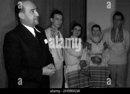 ¯yrardów, 1949-03-22. Dom Kultury. Tournee teatru narodowego z Bratys³awy. S³owacki teatr prezentowa³ w Polsce widowisko pod tytu³em Rok na wsi. Spektalk zosta³ przygotowany specjalnie dla polskiej publicznoœci. NZ. Oficjalne przemówienia. msa PAP Zyrardow, 22. März 1949. Ein Gemeindezentrum. Eine Führung durch ein Nationaltheater aus Bratislava. Das slowakische Theater präsentierte die Vorstellung „Ein Jahr auf dem Lande“, die für das polnische Publikum vorbereitet wurde. Im Bild: Offizielle Reden. msa PAP Stockfoto