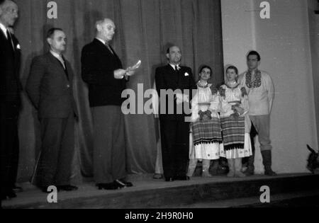 ¯yrardów, 1949-03-22. Dom Kultury. Tournee teatru narodowego z Bratys³awy. S³owacki teatr prezentowa³ w Polsce widowisko pod tytu³em Rok na wsi. Spektalk zosta³ przygotowany specjalnie dla polskiej publicznoœci. NZ. Oficjalne przemówienia. msa PAP Zyrardow, 22. März 1949. Ein Gemeindezentrum. Eine Führung durch ein Nationaltheater aus Bratislava. Das slowakische Theater präsentierte die Vorstellung „Ein Jahr auf dem Lande“, die für das polnische Publikum vorbereitet wurde. Im Bild: Offizielle Reden. msa PAP Stockfoto