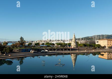 Palma de Mallorca, Spanien; Dezember 7th 2021: Großer weihnachtsbaum im Parc de la Mar in Palma de Mallorca Stockfoto