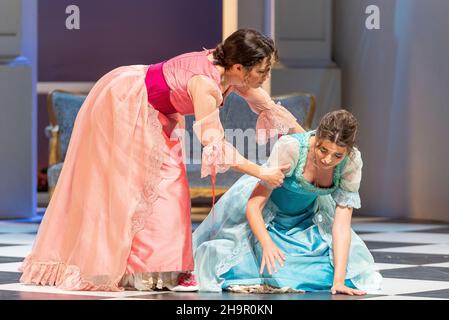 Generalprobe der Oper 'Cosi Fan Tutte' von Wolfgang Amadeus Mozart und Lorenzo Da Ponte, Auditorium Theater von Roquetas de Mar, Almeria, Spanien. Stockfoto