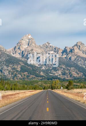 Landstraße vor dem Grand Teton Range Berg, Gipfel des Grand Teton und Mount Owen, Grand Teton National Park, Wyoming, USA Stockfoto