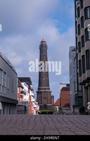 BORKU, DEUTSCHLAND - 30. Aug 2021: Eine vertikale Aufnahme des Neuen Leuchtturms auf der Insel Borkum in Deutschland Stockfoto