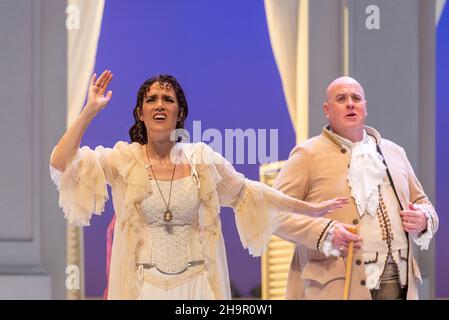 Generalprobe der Oper 'Cosi Fan Tutte' von Wolfgang Amadeus Mozart und Lorenzo Da Ponte, Auditorium Theater von Roquetas de Mar, Almeria, Spanien. Stockfoto