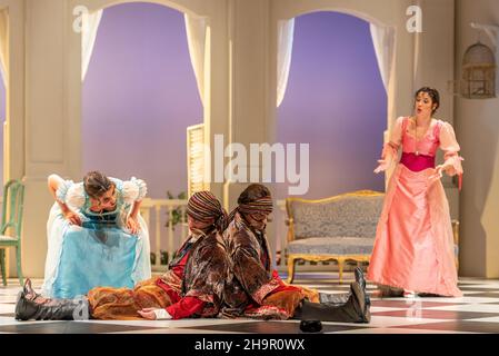 Generalprobe der Oper 'Cosi Fan Tutte' von Wolfgang Amadeus Mozart und Lorenzo Da Ponte, Auditorium Theater von Roquetas de Mar, Almeria, Spanien. Stockfoto