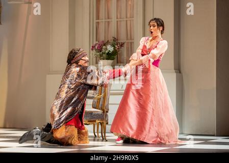 Generalprobe der Oper 'Cosi Fan Tutte' von Wolfgang Amadeus Mozart und Lorenzo Da Ponte, Auditorium Theater von Roquetas de Mar, Almeria, Spanien. Stockfoto