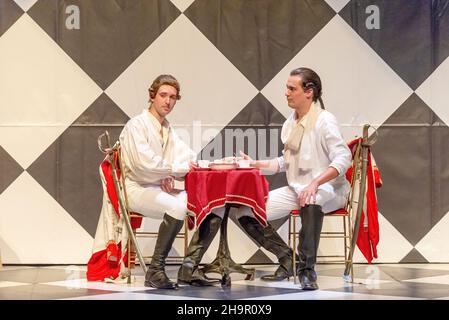 Generalprobe der Oper 'Cosi Fan Tutte' von Wolfgang Amadeus Mozart und Lorenzo Da Ponte, Auditorium Theater von Roquetas de Mar, Almeria, Spanien. Stockfoto