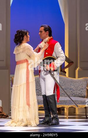 Generalprobe der Oper 'Cosi Fan Tutte' von Wolfgang Amadeus Mozart und Lorenzo Da Ponte, Auditorium Theater von Roquetas de Mar, Almeria, Spanien. Stockfoto