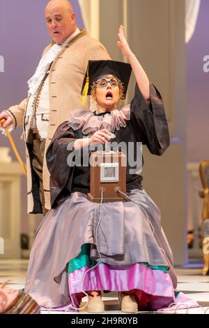 Generalprobe der Oper 'Cosi Fan Tutte' von Wolfgang Amadeus Mozart und Lorenzo Da Ponte, Auditorium Theater von Roquetas de Mar, Almeria, Spanien. Stockfoto