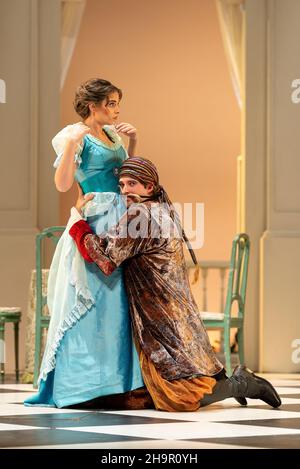 Generalprobe der Oper 'Cosi Fan Tutte' von Wolfgang Amadeus Mozart und Lorenzo Da Ponte, Auditorium Theater von Roquetas de Mar, Almeria, Spanien. Stockfoto