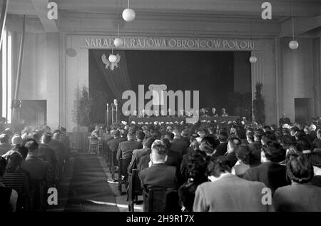 Warszawa, 1949-03-24. Krajowa Narada Obroñców Pokoju zwo³ana przez Biuro Miêdzynarodowego Komitetu £¹cznoœci w zwi¹zku ze zwo³anym na 20 kwietnia 1949 roku Kongress Pokoju w Pary¿u. W trakcie narady zosta³ powo³any Polski Komitee oraz ustalono sk³ad delegacji na Kongres Paryski. NZ. Przemawia sekretarz generalny Miêdzynarodowego Komitetu £¹cznoœci Intelektualistów Jerzy Borejsza. msa PAP Warschau, 24. März 1949. Der Nationale Kongress der Friedensverteidiger, der vom Internationalen Verbindungskomitee im Zusammenhang mit dem Friedenskongress in Paris organisiert wurde, der am 20. April in Paris stattfinden sollte, Stockfoto