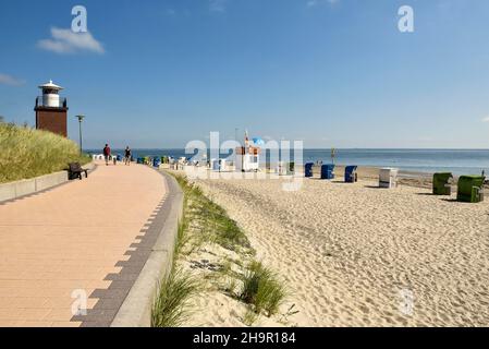 Leuchtturm Olhoern mit Promenade und Strand Wyk auf Föhr, Föhr, Nordfriesische Insel, Nordfriesland, Schleswig-Holstein, Deutschland Stockfoto