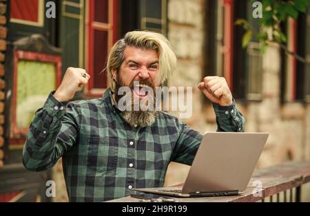 Aktienhändler. Online-Geschäft. Online-Unternehmer arbeiten im Freien. Mann arbeitet mit Laptop. Laptop-Terrasse für Geschäftsleute. Online-Schulungen. Surfen Stockfoto