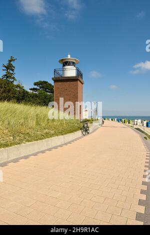 Leuchtturm Olhoern mit Promenade, Wyk auf Föhr, Föhr, Nordfriesische Insel, Nordfriesland, Schleswig-Holstein, Deutschland Stockfoto