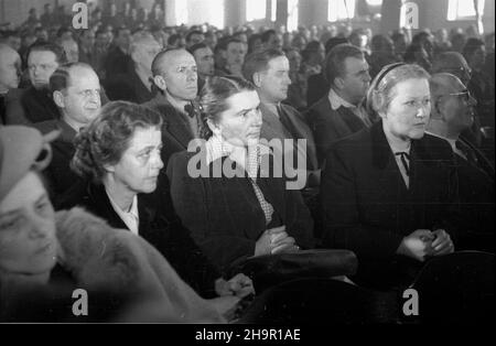 Warszawa, 1949-03-24. Krajowa Narada Obroñców Pokoju zwo³ana przez Biuro Miêdzynarodowego Komitetu £¹cznoœci w zwi¹zku ze zwo³anym na 20 kwietnia 1949 roku Kongress Pokoju w Pary¿u. W trakcie narady zosta³ powo³any Polski Komitee oraz ustalono sk³ad delegacji na Kongres Paryski. msa PAP Warschau, 24. März 1949. Der Nationale Kongress der Friedensverteidiger, der vom Internationalen Verbindungskomitee im Zusammenhang mit dem Friedenskongress in Paris organisiert wurde, der am 20. April 1949 in Paris stattfinden sollte. Die Teilnehmer ernannten das polnische Komitee und eine Delegation für den Pariser Kongress. msa Stockfoto