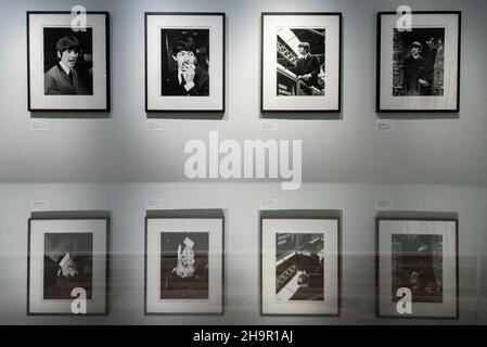 London, Großbritannien. 8. Dezember 2021. Fotos von George Harrison, Paul McCartney, John Lennon und Ringo Starr in der Vorschau auf eine Ausstellung verlorener Fotografien der Beatles von Lord Thynne, Sohn des Marquess of Bath 6th. Die Ausstellung mit offenen Bildern der Band im Frühjahr 1964 am Set ihres ersten Films A Hard Day’s Night findet bis zum 16. Januar 2022 in der Shapero Modern Gallery in Mayfair statt. Kredit: Stephen Chung / Alamy Live Nachrichten Stockfoto