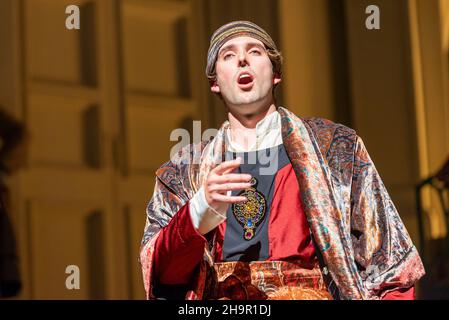 Generalprobe der Oper 'Cosi Fan Tutte' von Wolfgang Amadeus Mozart und Lorenzo Da Ponte, Auditorium Theater von Roquetas de Mar, Almeria, Spanien. Stockfoto