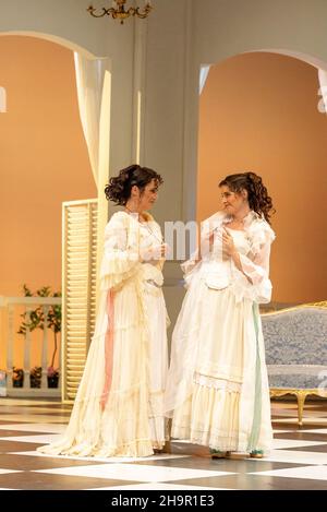 Generalprobe der Oper 'Cosi Fan Tutte' von Wolfgang Amadeus Mozart und Lorenzo Da Ponte, Auditorium Theater von Roquetas de Mar, Almeria, Spanien. Stockfoto