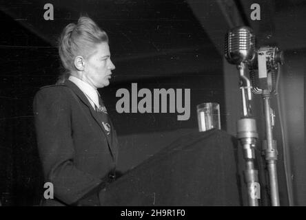 Warszawa, 1949-03-24. Krajowa Narada Obroñców Pokoju zwo³ana przez Biuro Miêdzynarodowego Komitetu £¹cznoœci w zwi¹zku ze zwo³anym na 20 kwietnia 1949 roku Kongress Pokoju w Pary¿u. W trakcie narady zosta³ powo³any Polski Komitee oraz ustalono sk³ad delegacji na Kongres Paryski. msa PAP Warschau, 24. März 1949. Der Nationale Kongress der Friedensverteidiger, der vom Internationalen Verbindungskomitee im Zusammenhang mit dem Friedenskongress in Paris organisiert wurde, der am 20. April 1949 in Paris stattfinden sollte. Die Teilnehmer ernannten das polnische Komitee und eine Delegation für den Pariser Kongress. msa Stockfoto