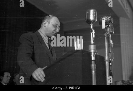 Warszawa, 1949-03-24. Krajowa Narada Obroñców Pokoju zwo³ana przez Biuro Miêdzynarodowego Komitetu £¹cznoœci w zwi¹zku ze zwo³anym na 20 kwietnia 1949 roku Kongress Pokoju w Pary¿u. W trakcie narady zosta³ powo³any Polski Komitee oraz ustalono sk³ad delegacji na Kongres Paryski. msa PAP Warschau, 24. März 1949. Der Nationale Kongress der Friedensverteidiger, der vom Internationalen Verbindungskomitee im Zusammenhang mit dem Friedenskongress in Paris organisiert wurde, der am 20. April 1949 in Paris stattfinden sollte. Die Teilnehmer ernannten das polnische Komitee und eine Delegation für den Pariser Kongress. msa Stockfoto