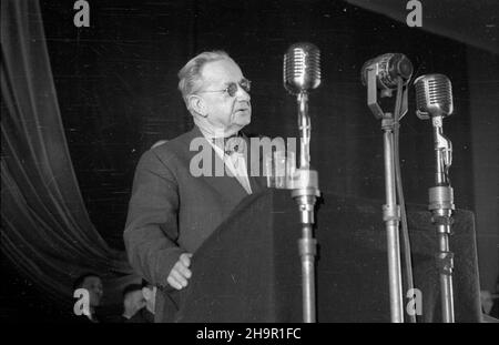 Warszawa, 1949-03-24. Krajowa Narada Obroñców Pokoju zwo³ana przez Biuro Miêdzynarodowego Komitetu £¹cznoœci w zwi¹zku ze zwo³anym na 20 kwietnia 1949 roku Kongress Pokoju w Pary¿u. W trakcie narady zosta³ powo³any Polski Komitee oraz ustalono sk³ad delegacji na Kongres Paryski. NZ. Przemawia aktor Aleksander Zelwerowicz. msa PAP Warschau, 24. März 1949. Der Nationale Kongress der Friedensverteidiger, der vom Internationalen Verbindungskomitee im Zusammenhang mit dem Friedenskongress in Paris organisiert wurde, der am 20. April 1949 in Paris stattfinden sollte. Die Teilnehmer ernannten das Polnische Komitee und Stockfoto