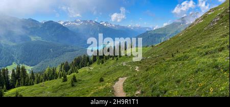 Panorama von grünen Almen, Davosersee im Hintergrund, Graubünden, Schweiz Stockfoto