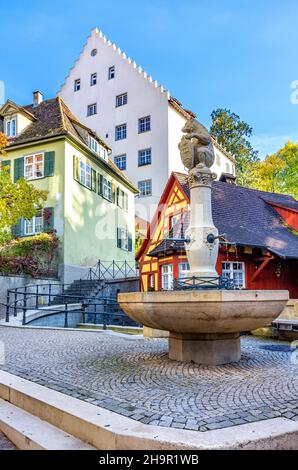 Bärenbrünnle-Brunnen, der historische Stadtbrunnen in der Steigstraße, Meersburg am Bodensee, Baden-Württemberg, Deutschland. Stockfoto