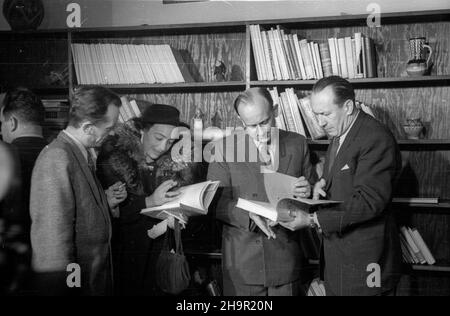 Warszawa, 1949-03-24. Otwarcie Czechos³owackiego Oœrodka Informacyjnego (al Wyzwolenia 6). NZ. m.in.: ambasador Czechos³owacji w Polsce Frantisek Pisek (1P), Minister pe³nomocny i rzecznik Ministerstwa Spraw Zagranicznych Wiktor Grosz (2P). msa PAP Warschau, 24. März 1949. Eröffnung des Tschechoslowakischen Informationszentrums (Wyzwolenia Avenue 6). Im Bild: Tschechoslowakischer Botschafter in Polen Frantisek Pisek (1st rechts), bevollmächtigter Minister und Sprecher des Außenministeriums Wiktor Grosz (2nd rechts). msa PAP Stockfoto