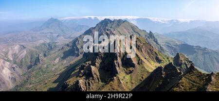 Luftaufnahme, Panorama, Myrdalsjoekull Gletscher im Hintergrund, zerklüftete Berge, wilde Natur, Isländische Highlands, Porsmoerk, Suourland, Island Stockfoto