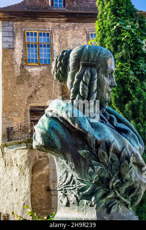 Meersburg am Bodensee, Baden-Württemberg, Deutschland: Denkmal zu Ehren von Annette von Droste-Hülshoff vor dem Alten Schloss. Stockfoto