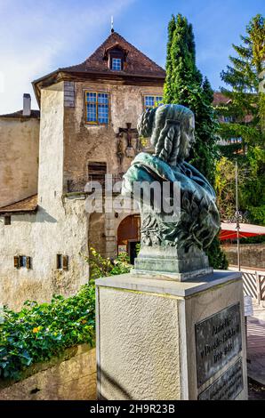 Meersburg am Bodensee, Baden-Württemberg, Deutschland: Denkmal zu Ehren von Annette von Droste-Hülshoff vor dem Alten Schloss. Stockfoto