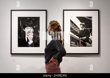 Lost Photographs of the Beatles, Shapero Modern Gallery, London, Großbritannien. 8th. Dezember 2021. Offene Fotos der Beatles am Set ihres ersten Films A Hard Day’s Night werden erstmals in der Shapero Modern Gallery, London, gezeigt. Lord Thynne, Sohn der Marquess of Bath aus dem Jahr 6th, hat diese Bilder im Frühjahr 1964 aufgenommen. Sie wurden kürzlich nach 57 Jahren in Familienpapieren wiederentdeckt und entwickelten sich aus Negativen. Ausgestellt in einer seltenen Ausstellung, 09/12/2021 - 16/01/2022. Amanda Rose/Alamy Live News Stockfoto