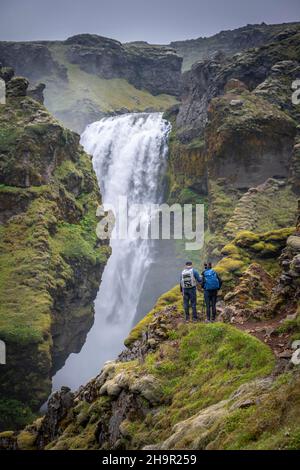 Wanderer an einem Wasserfall, Landschaft am Fimmvoerouhals Wanderweg, Südisland, Island Stockfoto