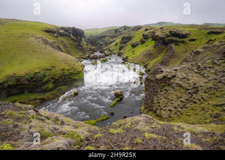 Wasserfall, Landschaft am Fimmvoerouhals Wanderweg, Südisland, Island Stockfoto