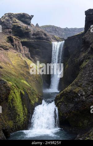 Wasserfall in einer Schlucht, Landschaft am Fimmvoerouhals Wanderweg, Südisland, Island Stockfoto