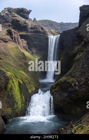 Wasserfall in einer Schlucht, Landschaft am Fimmvoerouhals Wanderweg, Südisland, Island Stockfoto