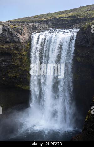 Wasserfall, Landschaft am Fimmvoerouhals-Wanderweg, Südisland, Island Stockfoto