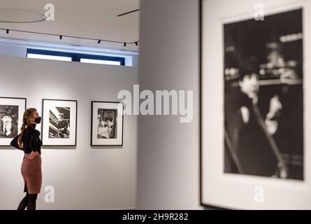 Lost Photographs of the Beatles, Shapero Modern Gallery, London, Großbritannien. 8th. Dezember 2021. Offene Fotos der Beatles am Set ihres ersten Films A Hard Day’s Night werden erstmals in der Shapero Modern Gallery, London, gezeigt. Lord Thynne, Sohn der Marquess of Bath aus dem Jahr 6th, hat diese Bilder im Frühjahr 1964 aufgenommen. Sie wurden kürzlich nach 57 Jahren in Familienpapieren wiederentdeckt und entwickelten sich aus Negativen. Ausgestellt in einer seltenen Ausstellung, 09/12/2021 - 16/01/2022. Amanda Rose/Alamy Live News Stockfoto