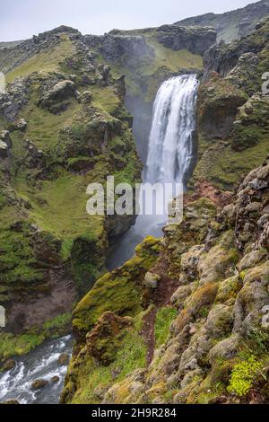 Wasserfall in einer Schlucht, Landschaft am Fimmvoerouhals Wanderweg, Südisland, Island Stockfoto