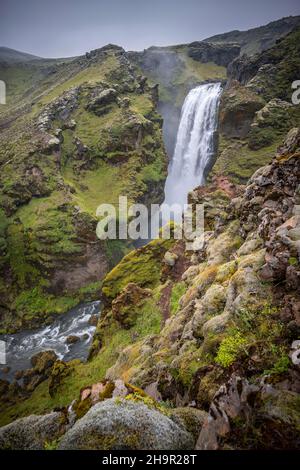 Wasserfall in einer Schlucht, Landschaft am Fimmvoerouhals Wanderweg, Südisland, Island Stockfoto