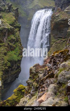 Wasserfall an einer Schlucht, Landschaft am Wanderweg Fimmvoerouhals, Südisland, Island Stockfoto