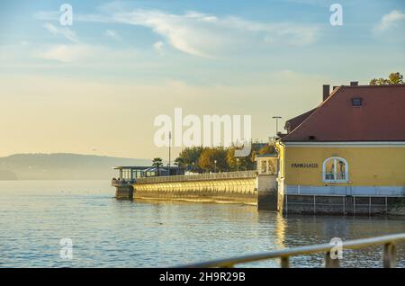 Meersburg am Bodensee, Baden-Württemberg, Deutschland: Blick über den Bodensee und das Fährhaus am Abend. Stockfoto