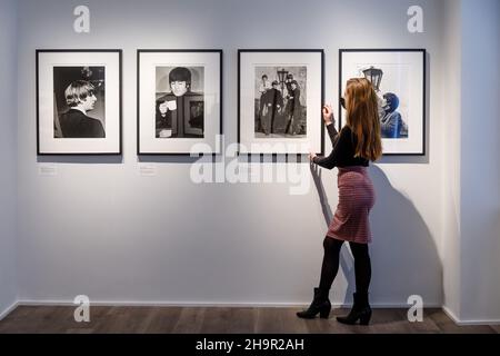 Lost Photographs of the Beatles, Shapero Modern Gallery, London, Großbritannien. 8th. Dezember 2021. Offene Fotos der Beatles am Set ihres ersten Films A Hard Day’s Night werden erstmals in der Shapero Modern Gallery, London, gezeigt. Lord Thynne, Sohn der Marquess of Bath aus dem Jahr 6th, hat diese Bilder im Frühjahr 1964 aufgenommen. Sie wurden kürzlich nach 57 Jahren in Familienpapieren wiederentdeckt und entwickelten sich aus Negativen. Ausgestellt in einer seltenen Ausstellung, 09/12/2021 - 16/01/2022. Amanda Rose/Alamy Live News Stockfoto