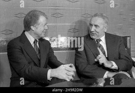 Warszawa, 1977-12-30. I sekretarz KC PZPR Edward Gierek (P) i prezydent USA Jimmy Carter podczas rozmowy. Ad PAP/Zbigniew Matuszewski Warschau, Den 30. Dezember 1977. 1st Sekretär des Zentralkomitees der Polnischen Vereinigten Arbeiterpartei Edward Gierek (rechts) und US-Präsident Jimmy Carter. Ad PAP/Zbigniew Matuszewski Stockfoto