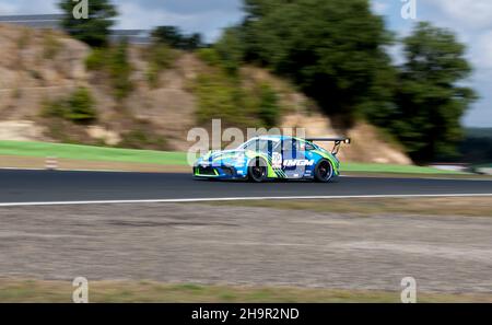 Vallelunga, italien september 18th 2021 Aci Racing Weekend. Porsche Carrera Rennwagen Geschwindigkeit auf Asphalt Rennstrecke verschwommener Hintergrund Stockfoto