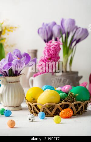 Blumen Krokus und Ostereier grün und gelb auf Leuchttisch Stockfoto