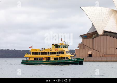 Sydney Ferry die MV Golden Grove eine Fähre der ersten Flottenklasse fährt am Opernhaus in Sydney, NSW, Australien vorbei, diese Fähre wurde 1985 in Betrieb genommen Stockfoto