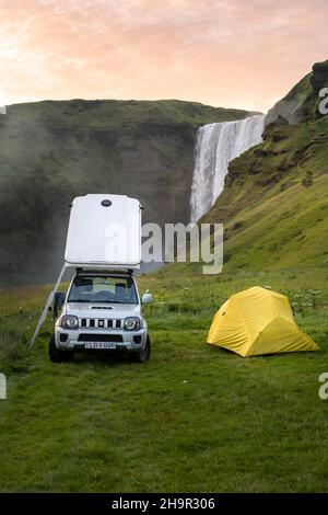 Auto mit Dachzelt und Zelt, Campingplatz, Skogafoss Wasserfall im Sommer bei schönem Wetter, Skogar, Sudurland, Südisland, Island Stockfoto