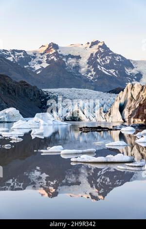 Svinafellsjoekull-Gletscher, Hvannadalshnukur-Berg im Hintergrund, Vatnajoekull-Nationalpark, Skaftafell, Südisland, Island Stockfoto